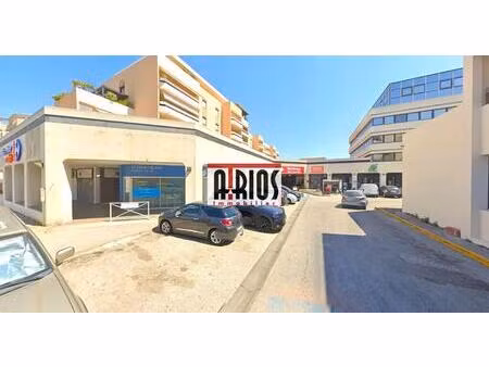 location commerce hyeres 83400 151m²
