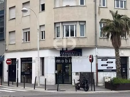 location commerce 94 m²