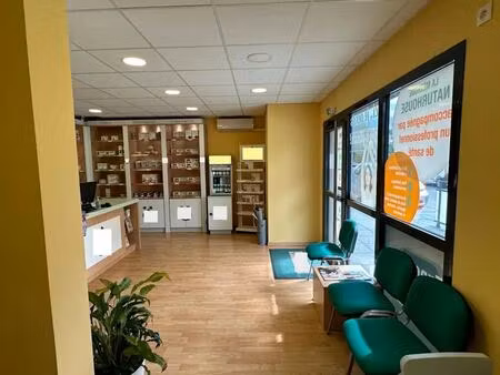 location commerce 56 m²