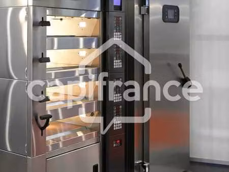 location commerce 1 897 m²