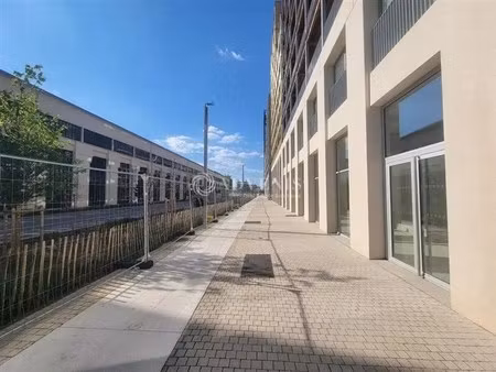 location commerce 207 m²