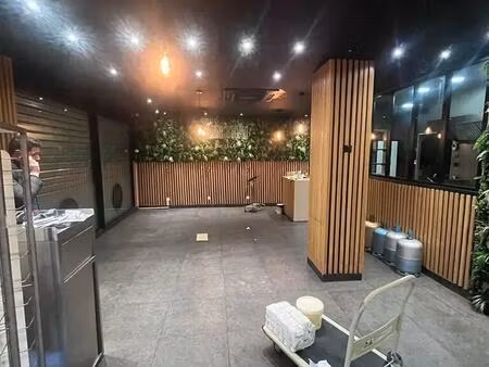 location commerce 93 m²