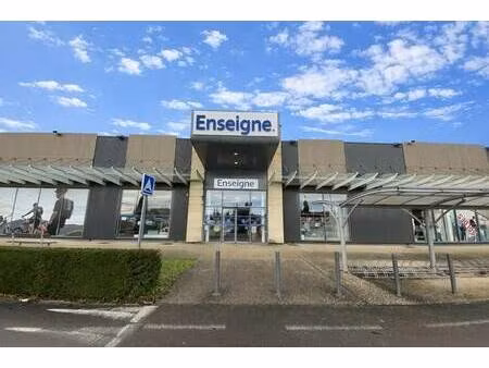 location commerce 806 m²