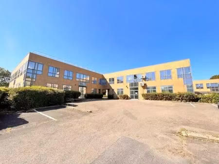 location local d’activités montigny le bretonneux 78180 808m²