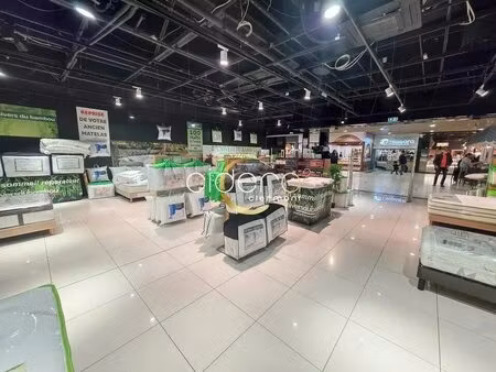 location commerce 142 m²