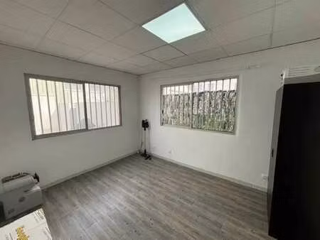 location commerce les pennes mirabeau 13170 30m²