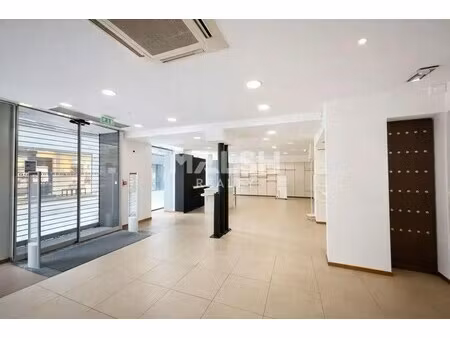 location commerce 148 m²