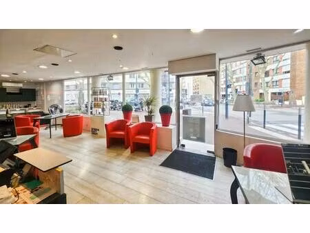 location commerce 61 m²