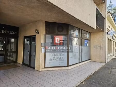 location commerce 54 m²