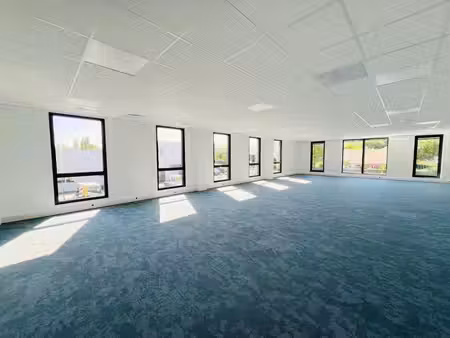 location bureaux plaisir 78370 83m² à 1768m²