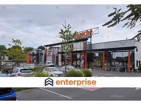 location commerce 950 m²