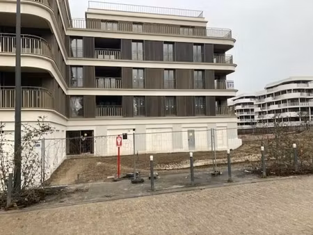 location commerce 73 m²