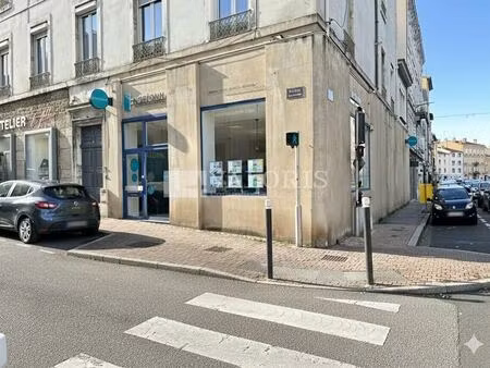 location commerce 130 m²