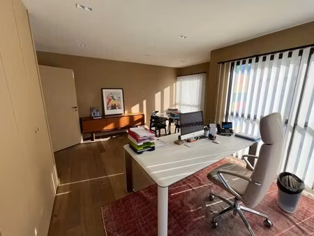 location bureaux 93 m²