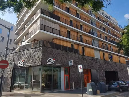 location commerce 119 m²