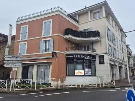 location commerce 146 m²