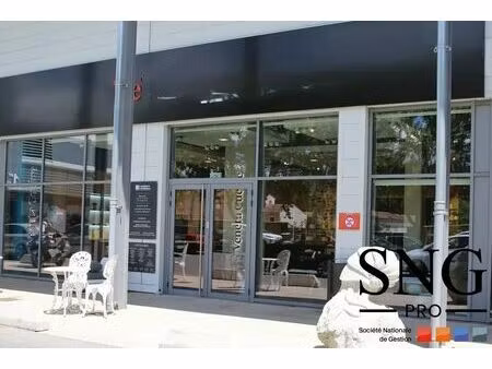 location commerce 300 m² à 649 m²