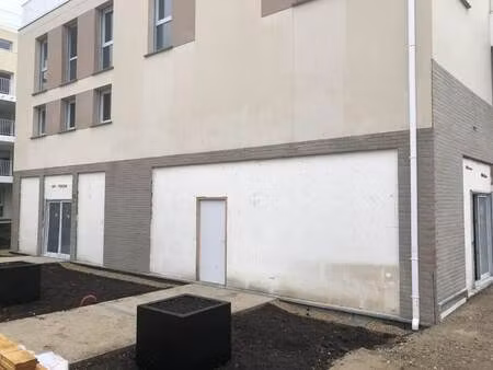 location commerce 137 m²