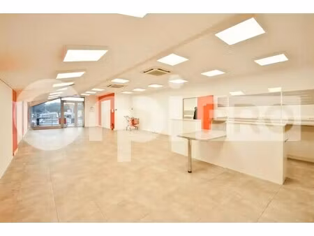 location commerce 131 m²
