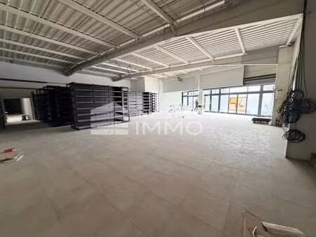 location commerce 676 m²
