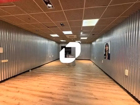 location commerce 65 m²