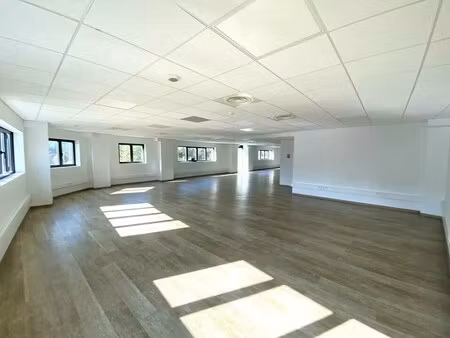 location bureaux 192 m²