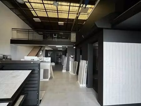 location commerce 280 m²