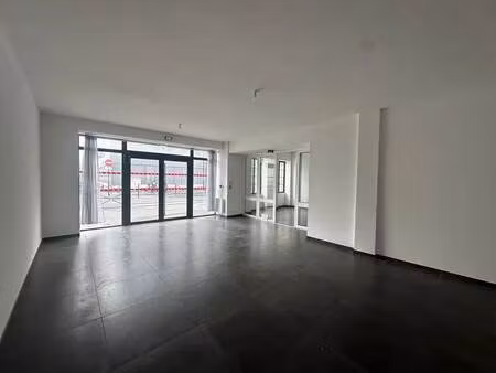 location commerce 101 m²