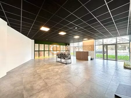 location commerce 138 m²