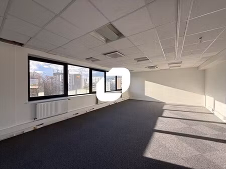 location commerce cergy 95000 102m² à 208m²
