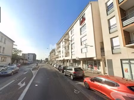 location commerce 93 m²