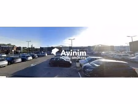 location commerce 219 m² à 501 m²