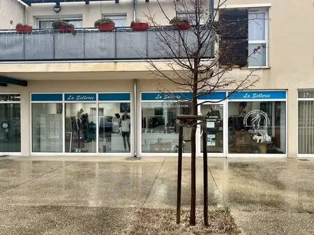 location commerce 105 m²