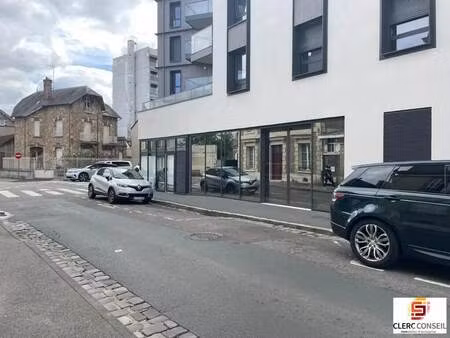 location commerce 270 m²