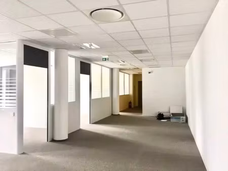 location bureaux 305 m² à 635 m²