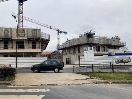 location commerce 148 m²