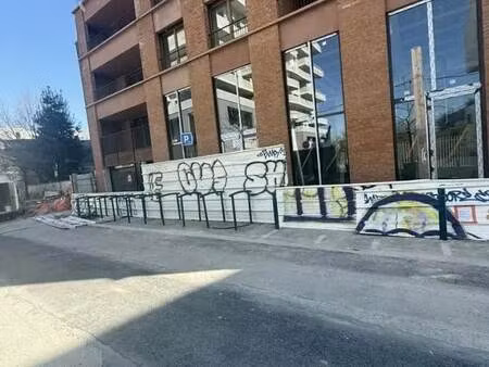 location commerce 56 m²