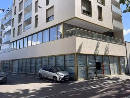 location commerce 232 m²