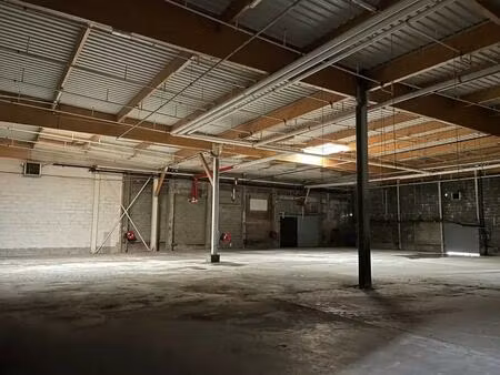 location commerce 1 894 m²