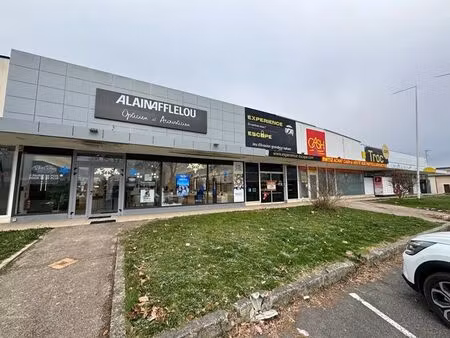 location commerce 224 m²