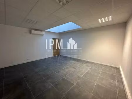 location commerce 27 m²