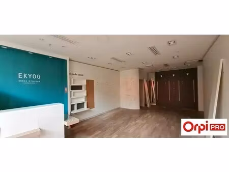 location commerce 57 m²