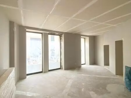 location commerce 66 m²