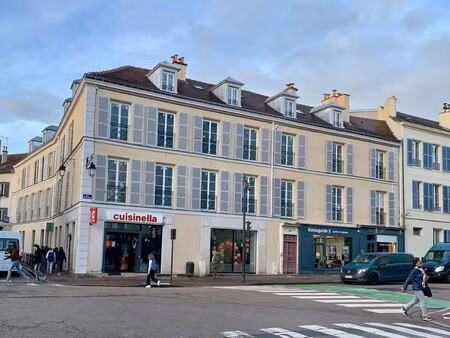 location commerce 94 m²