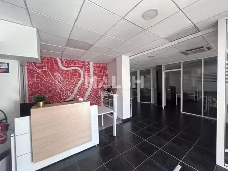 location commerce 194 m²