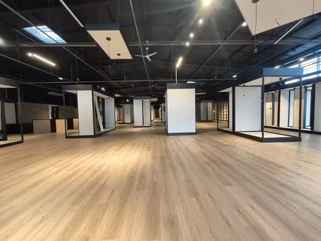 location commerce 1 500 m²