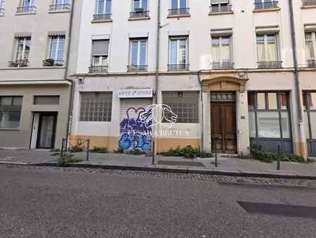 location commerce 60 m²