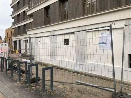 location commerce 73 m²