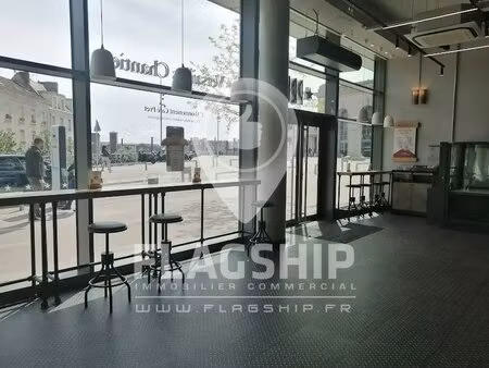 location commerce versailles 78000 377m²