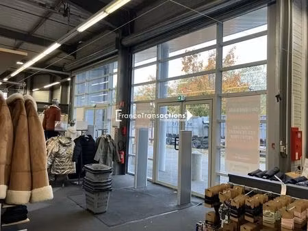 location commerce 221 m²